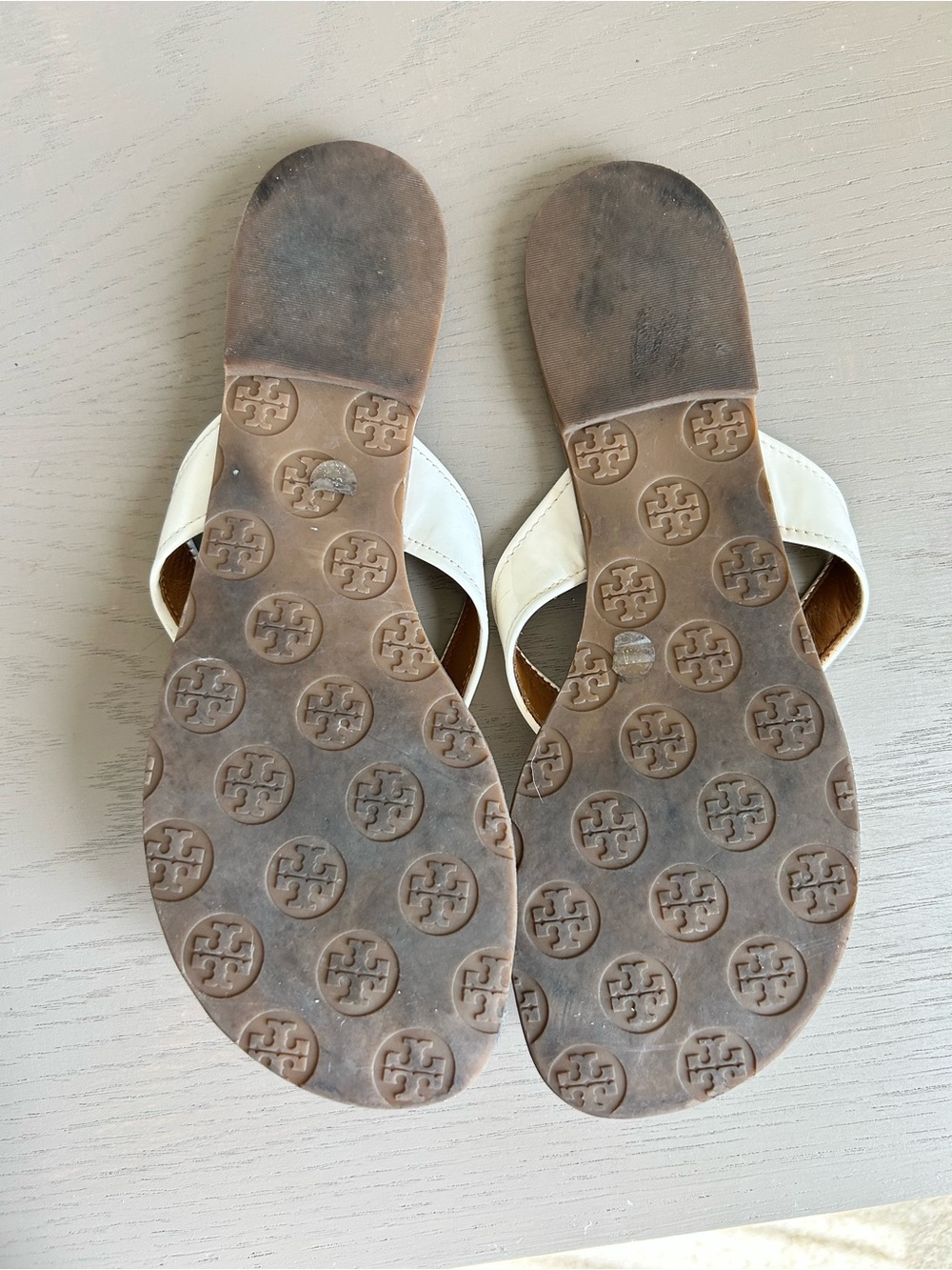 Tory Burch OFF White Leather Thong Sandals with Gold Logo - Picture 9 of 16
